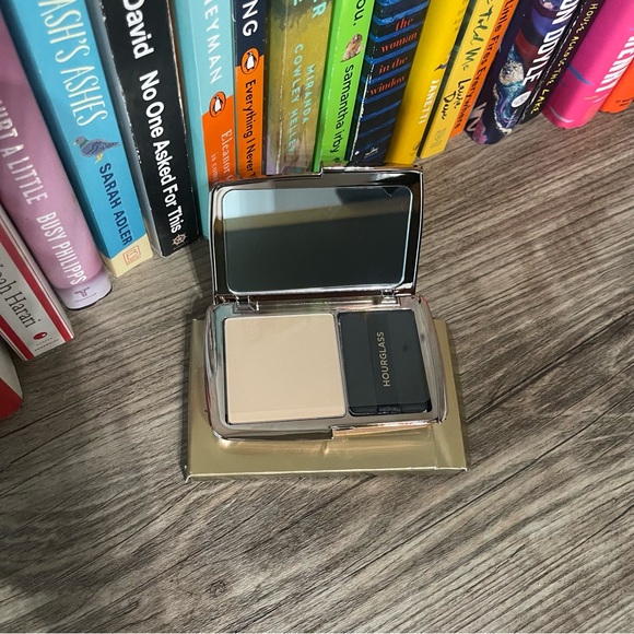 Hourglass Vanish Airbrush Pressed Powder - Picture 3 of 5